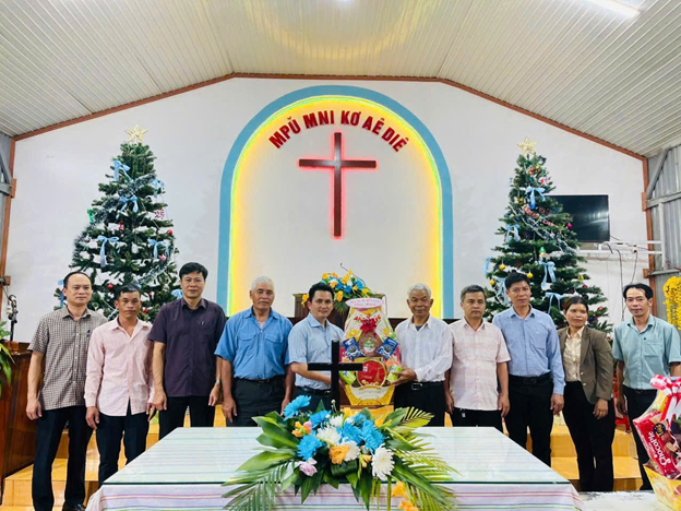 LÃNH ĐẠO XÃ EA NA THĂM, CHÚC MỪNG LỄ GIÁNG SINH  NĂM 2025 CÁC CƠ SỞ TÔN GIÁO TRÊN ĐỊA BÀN